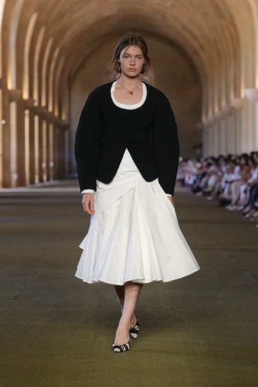 الريف الفرنسي بلمسات معاصرة في مجموعة Jacquemus ربيع 2026